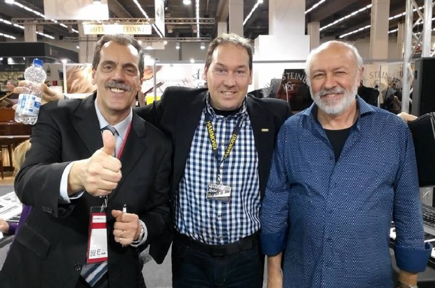 Marcello Colò in fiera con Michael Falkenstein (al centro) dimostratore Hammond e Sandro Fontanella (a destra) responsabile musicale di Ketron